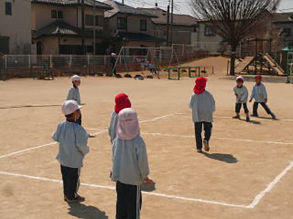 きりん組で遊ぶ子ども達