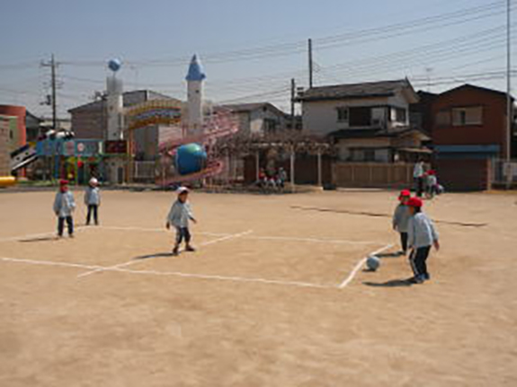 きりん組で遊ぶ子ども達