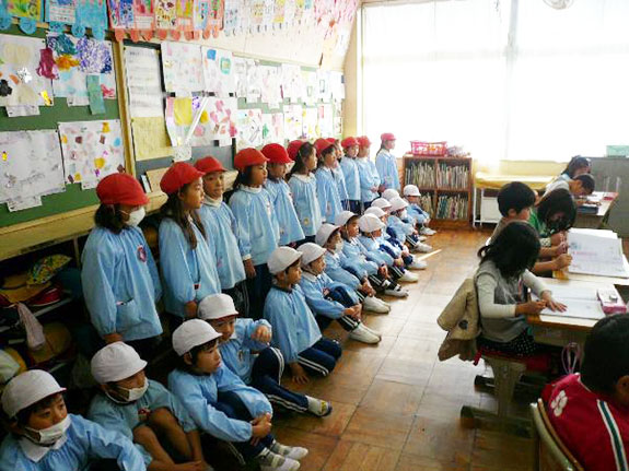 写真は西小学校の１年生の授業を参観する年長さん達。