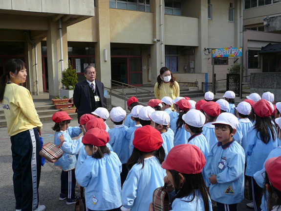 写真は西小学校の校長先生からお話を聞く年長さん達。